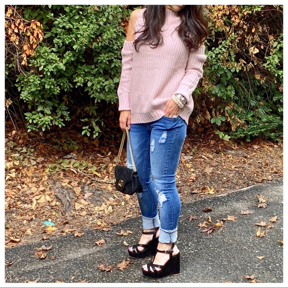Beautiful cold shoulder sweater - Picture 5 of 7